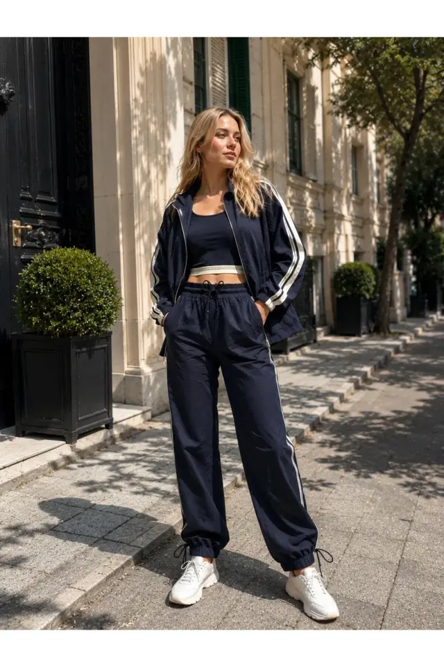 Kadın Lacivert Spor Takım – Şerit Detaylı Crop, Oversize Ceket ve Lastikli Bağcıklı Pantolon - 2322